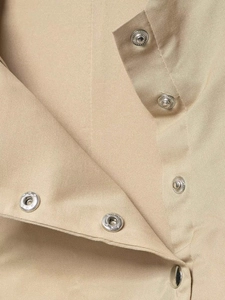 Detailaufnahme der Metalldruckknöpfe auf khakifarbenem Twill-Stoff der Weste