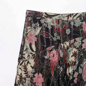 Jupe noire à fleurs taille haute avec imprimé paisley et détails de fils argentés