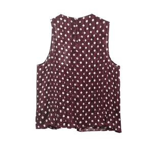 Chemisier sans manches en mousseline bordeaux à pois blancs et texture plissée d'été