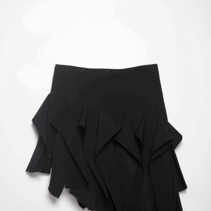 Jupe noire pour femme avec ourlet asymétrique à volants et design géométrique à étages