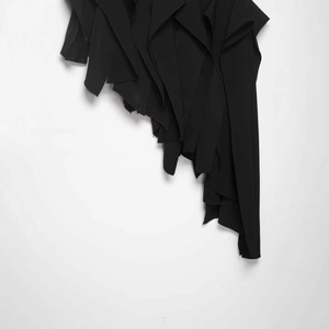 Jupe noire tendance à volants irréguliers avec design superposé et style moderne