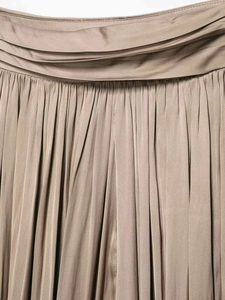 Detail van de elegante geplooide satijnen textuur en gedrapeerde taille in mokkagrijs