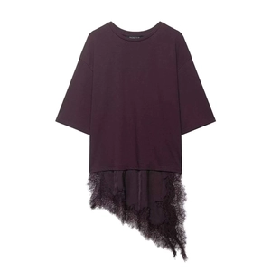 T-shirt viola scuro a maniche corte con orlo in pizzo asimmetrico e design artistico