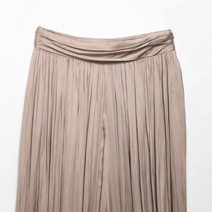 Geplooide damesbroek met hoge taille in lichtbruin van getextureerde stof