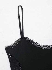 Détail de la dentelle noire et des fines bretelles réglables sur cette robe à bretelles