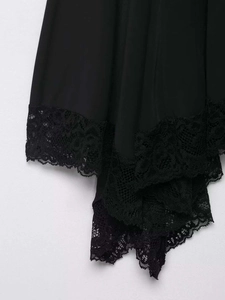 Détails de dentelle noire délicate et de tissu fin sur une robe d'été à bretelles