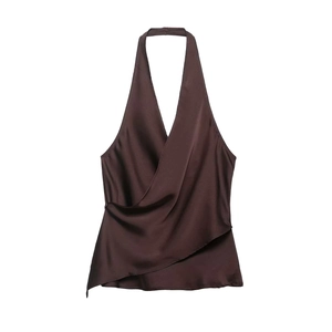 Détail du haut cache-coeur en satin marron montrant le tissu lisse et le décolleté en V