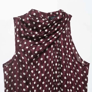 Haut vintage sans manches en mousseline bordeaux à pois avec col montant drapé plissé