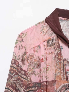 Détail de la chemise en mousseline à imprimé paisley avec col contrasté marron élégant