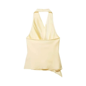 Détail du haut dos nu en satin jaune pâle avec ourlet asymétrique et texture soyeuse