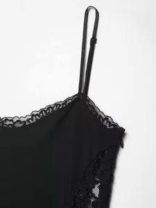 Détail de la bretelle réglable et de la dentelle noire délicate sur la robe d'été