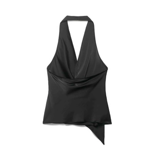 Détail du haut dos nu en satin noir avec col en V et ourlet asymétrique élégant