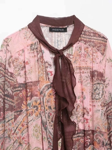 Détail de chemisier en mousseline à imprimé paisley avec lavallière à volants