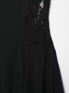 Détail de la dentelle florale noire sur une robe d'été sombre de style gothique