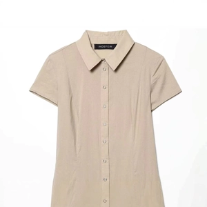 Slim fit khaki short sleeve shirt dress with lapel collar and metal snap buttons