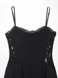 Détail de dentelle noire et fines bretelles réglables sur une robe d'été élégante