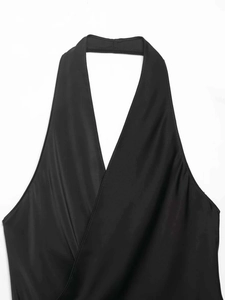 Détail du haut noir dos nu avec décolleté en V croisé et tissu élastique de qualité supérieure