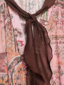 Détail d'une chemise en mousseline à imprimé cachemire avec un nœud au col élégant