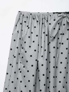 Détail d'une jupe grise à pois avec taille élastique à cordon et poches latérales