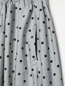 Détail d'une jupe trapèze à pois avec taille élastique et poches latérales pratiques