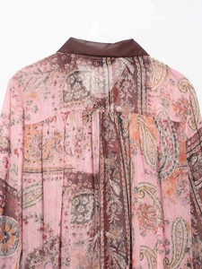 Détail de l'imprimé paisley et floral au dos de cette chemise légère en mousseline