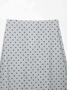 Détail de la jupe violet clair à pois noirs avec cordon de serrage à la taille