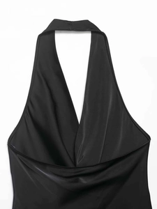 Détail du décolleté en V profond et des plis drapés sur le débardeur en satin noir