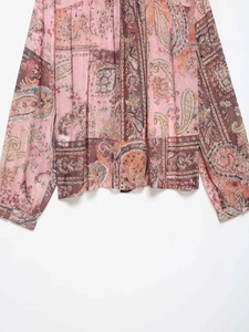 Détail d'une chemise en mousseline paisley rose avec imprimé bohème et poignets