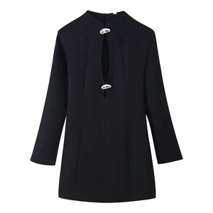 Robe noire ajustée à manches longues avec découpe en goutte et boucles en métal argenté