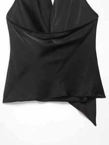 Détail d'un caraco en satin de soie noir avec col en V et ourlet drapé asymétrique