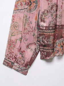 Détail de la chemise en mousseline imprimé paisley avec poignet boutonné en rose