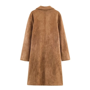 Vue détaillée du dos du manteau en faux daim camel montrant la texture et la couture