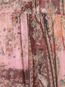 Gros plan du tissu en mousseline à motif paisley avec fleurs bohèmes et détails plissés