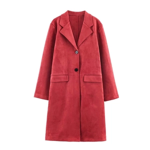 Manteau long femme en daim rouge avec col tailleur et boutons noirs sur fond blanc