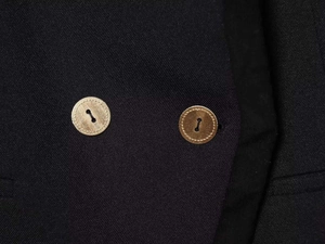 Primer plano de la tela de sarga negra y botones dorados con textura de estilo vintage