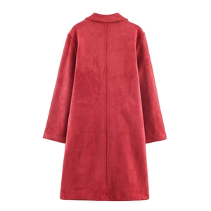 Détail de la vue arrière d'un trench-coat long en daim bordeaux montrant la texture du tissu