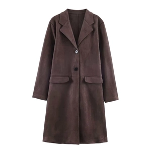 Trench-coat mi-long en daim marron foncé avec col à revers et poches à rabat