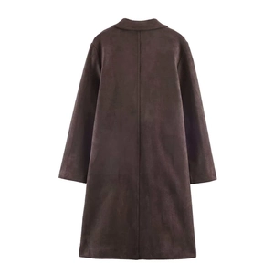 Vue arrière du trench-coat en daim marron foncé montrant les détails de couture et de tissu
