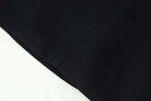 Détail du tissu sergé noir avec ourlet invisible pour une robe d'été élégante