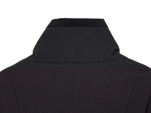 Primer plano detallado del cuello posterior liso y la textura fina de esta chaqueta de blazer