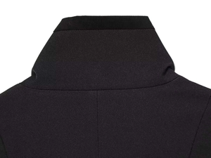 Detalle del cuello de una americana negra que muestra la textura del tejido y costuras