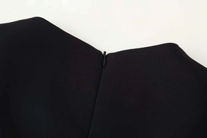 Vue détaillée d'une fermeture éclair invisible sur une robe d'été noire ajustée