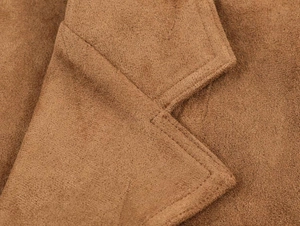 Vue détaillée du revers en daim marron chameau avec double couture de haute qualité