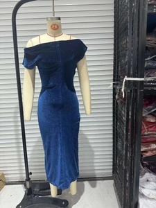 Détail d'une robe midi en velours bleu foncé avec coupe à épaules dénudées et ajustée