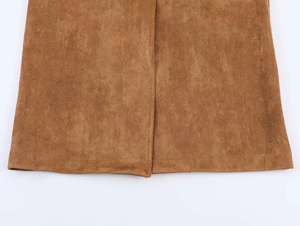 Gros plan détaillé sur le tissu en daim synthétique de qualité et les coutures du manteau