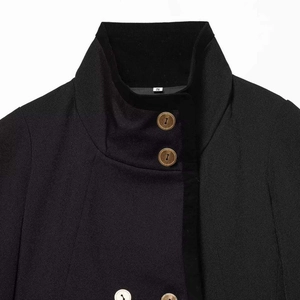 Chaqueta corta negra para mujer con cuello alto y botones con textura de madera