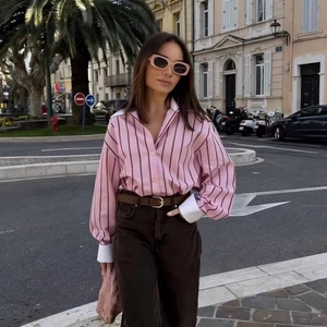Chic long-sleeved striped shirt in pink and dark red with white collar and cuffs