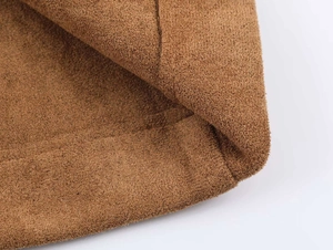 Détail de couture plate sur tissu en suédine marron pour veste blazer décontractée