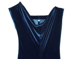 Détail de l'encolure et de l'épaule de la robe en velours bleu marine avec étiquette S
