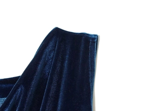 Détail de la texture lisse du velours et des coutures de cette robe midi bleu marine
